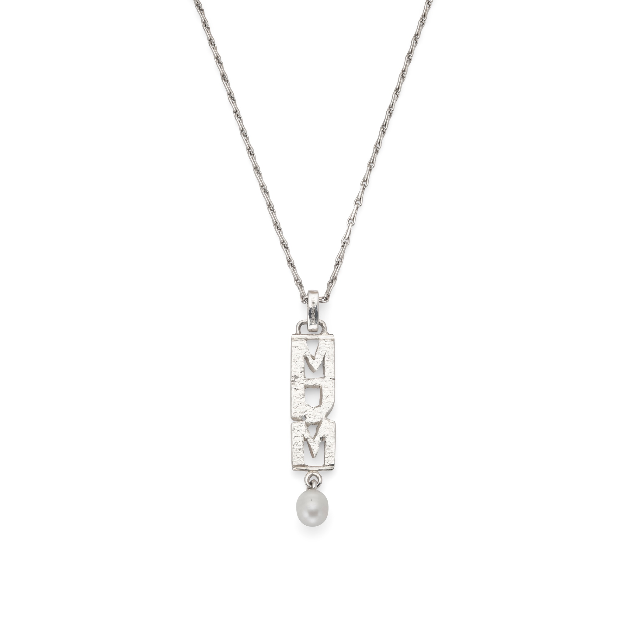 A silver Scottish freshwater pearl 'Mum' pendant necklace