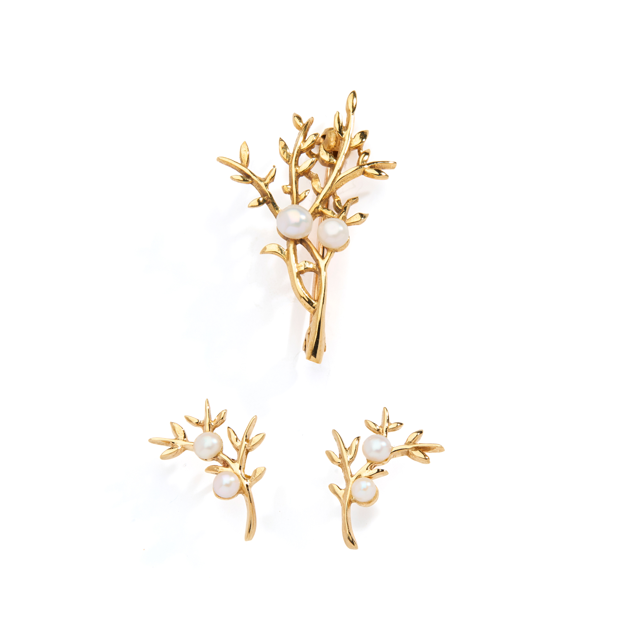 CAIRNCROSS OF PERTH: A 9CT GOLD SCOTTISH FRESHWATER PEARL 'CROWBERRY' BROOCH AND EARRINGS