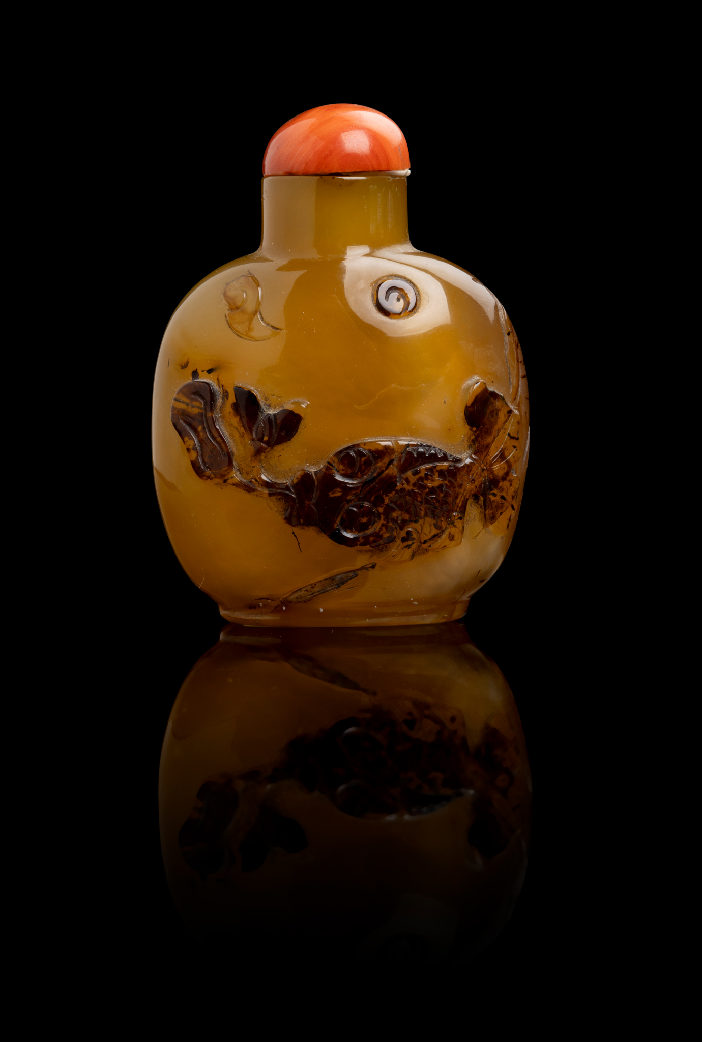 AGATE 'GOLDFISH' SNUFF BOTTLE