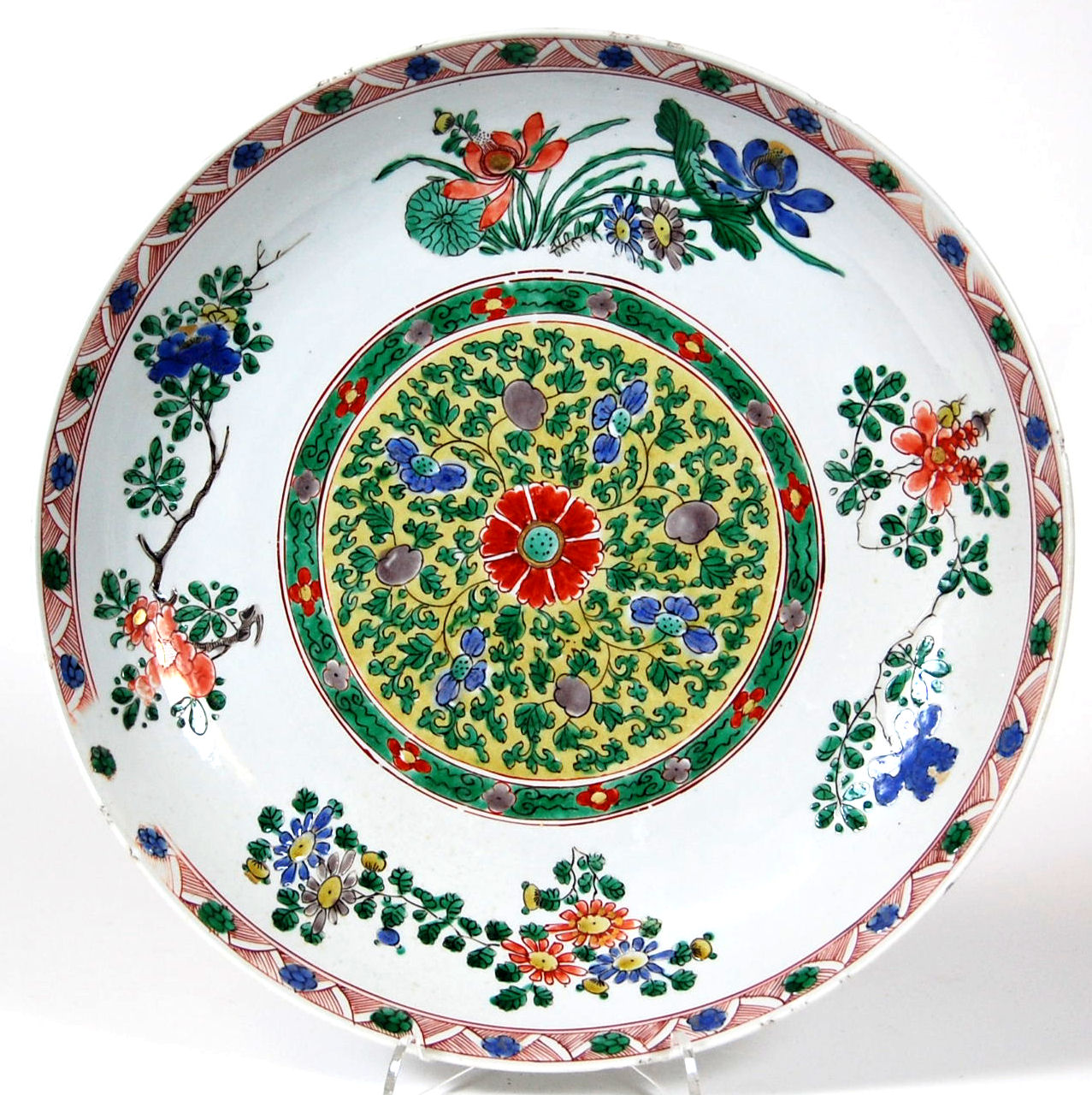 A Chinese porcelain famille verte saucer dish, Kangxi period