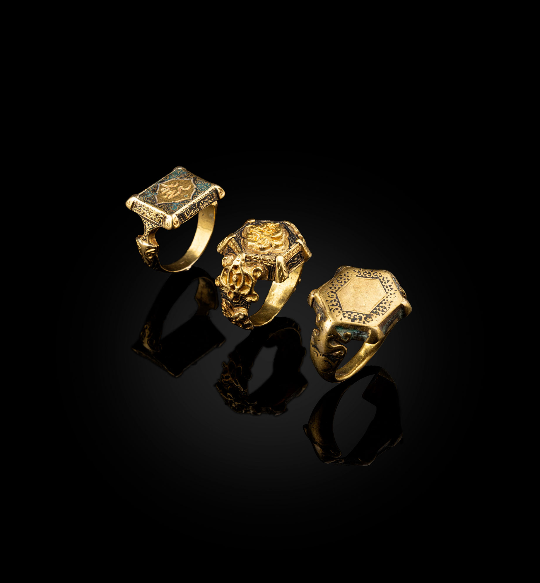 THREE FINE SELJUK GOLD AND NIELLO RINGS