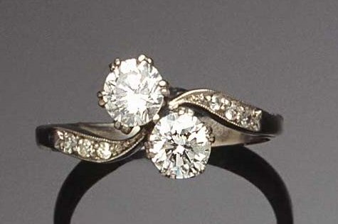 An 18ct white gold mounted diamond two stone ring,