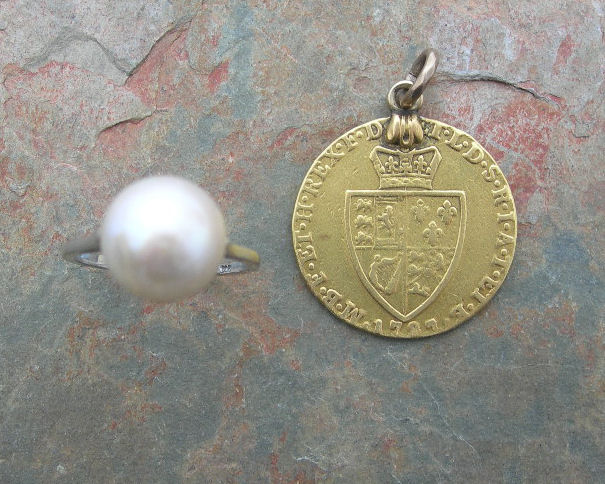 A collection of assorted jewellery,