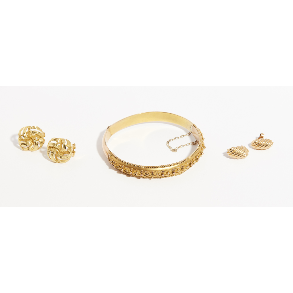 A collection of jewellery