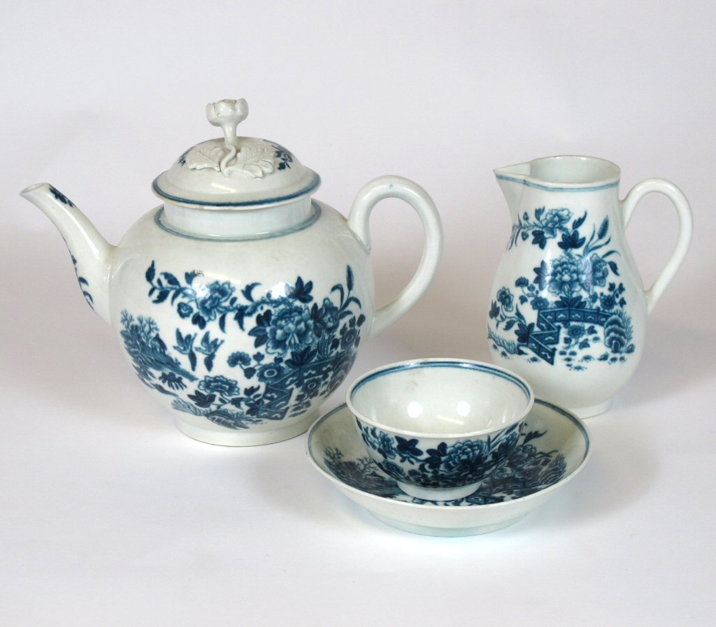 GROUP OF WORCESTER BLUE AND WHITE 'FENCE' PATTERN TEA WARES