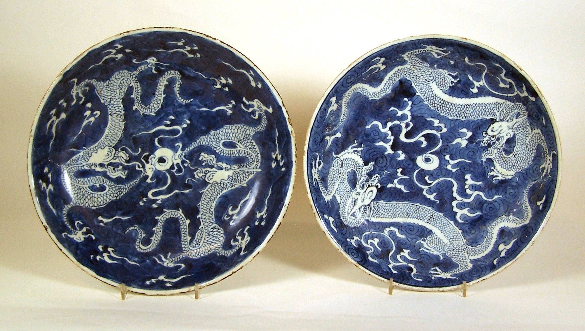 Two similar Chinese porcelain dishes, early Qing Dynasty, circa 1623