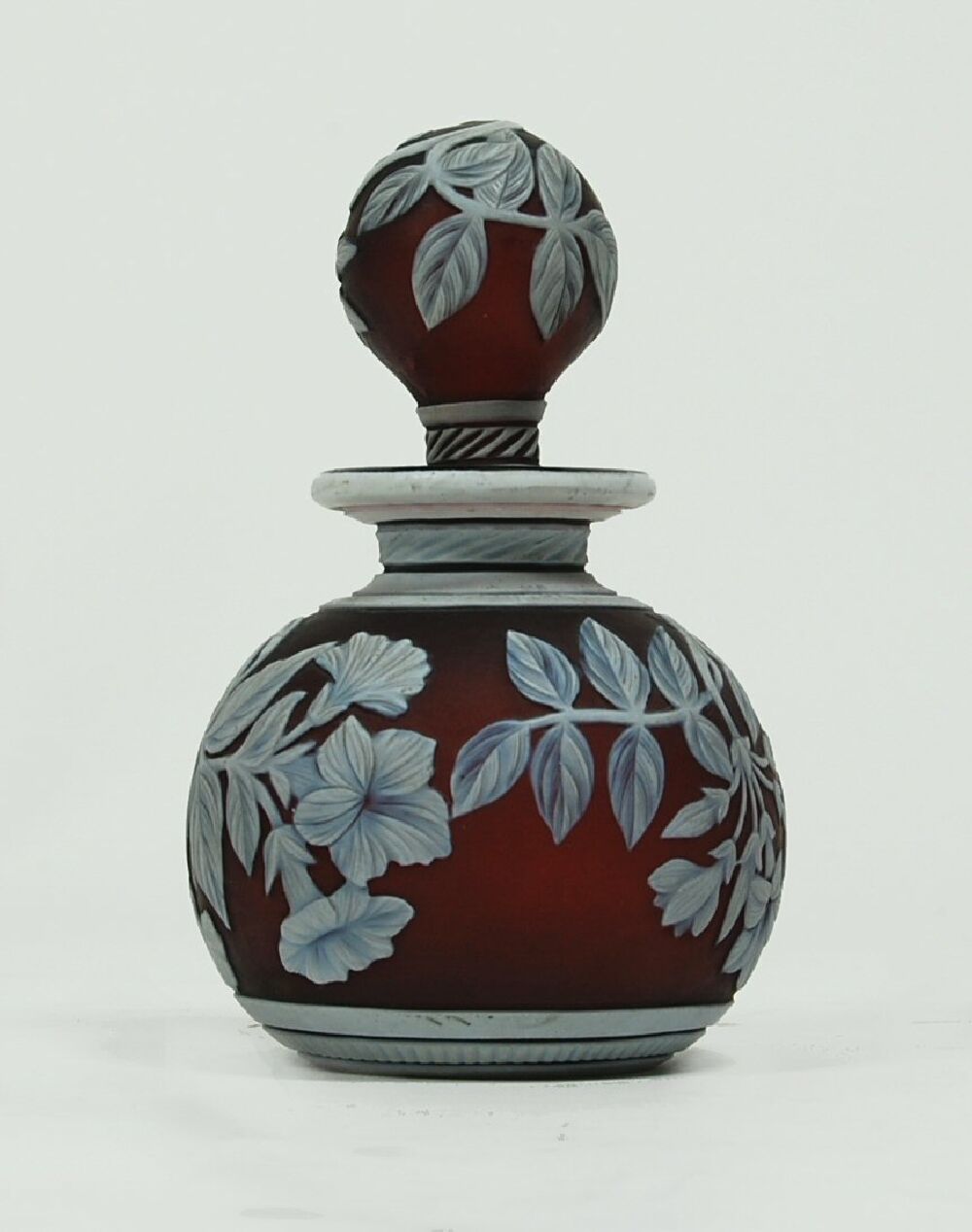 A late 19th/early 20th century Stourbridge cameo bottle and stopper In the manner of Thomas Webb