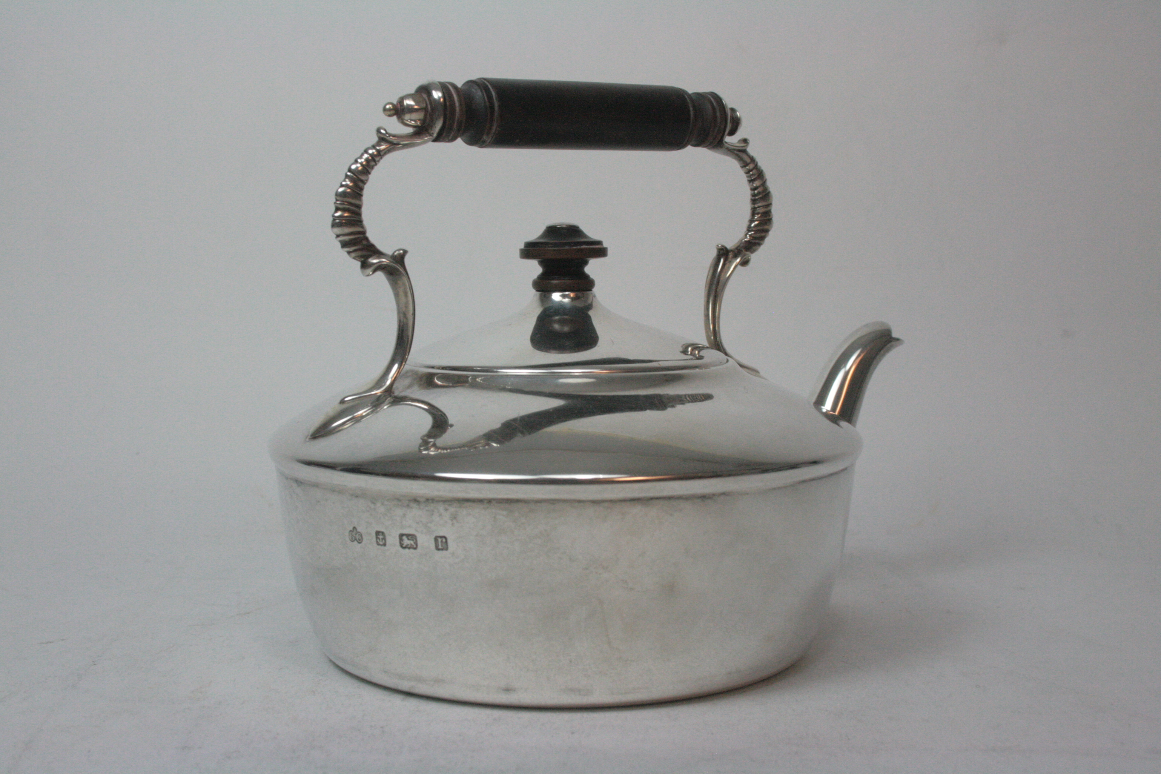 A modern spirit kettle