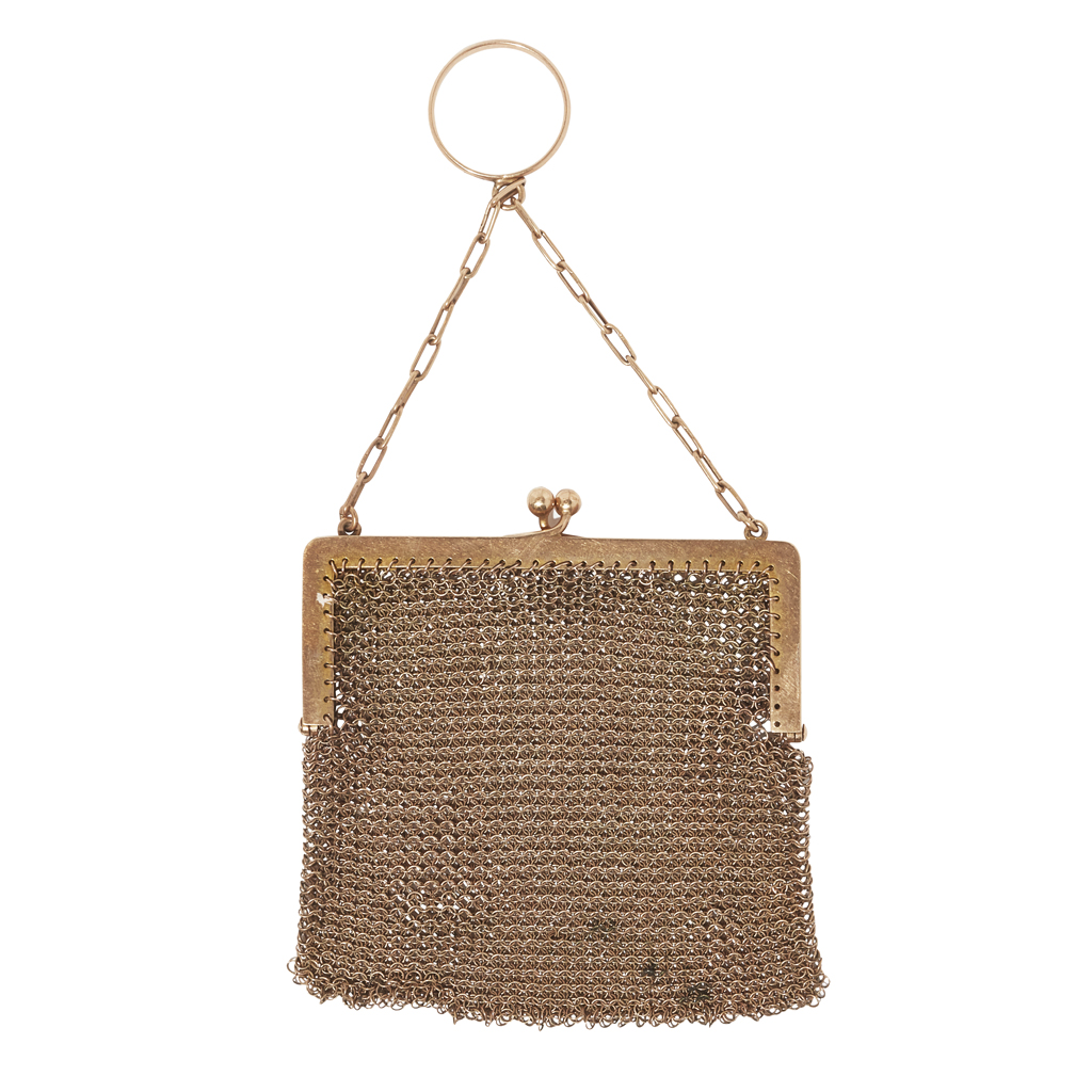 A small 9ct gold mesh link purse