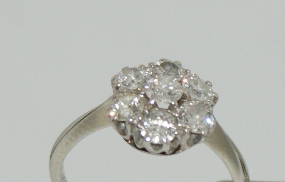 A diamond cluster ring
