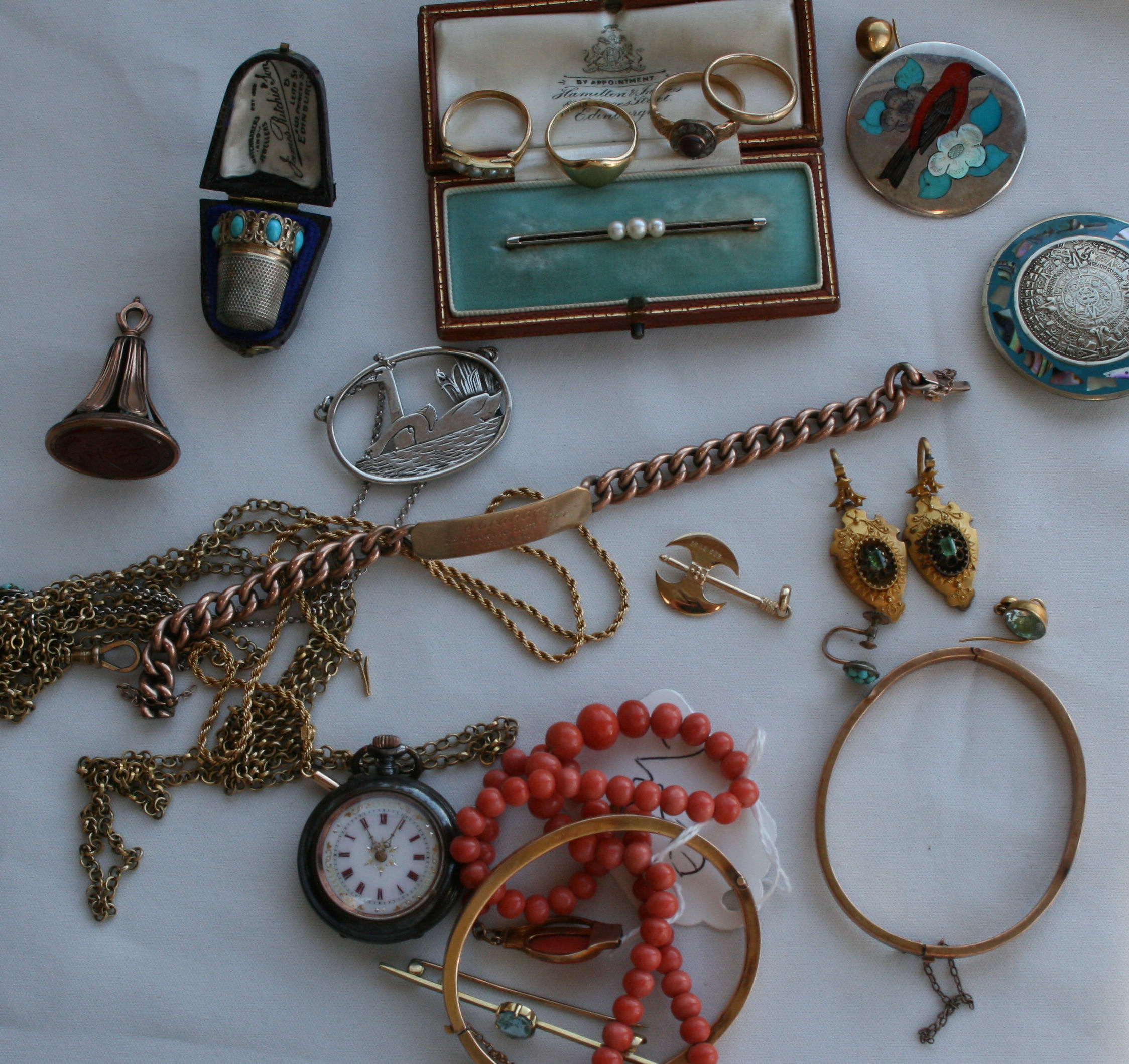 A group of various items of jewellery to include