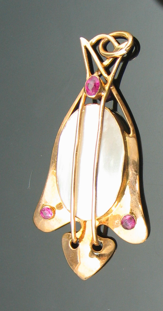 An Art Nouveau 9 carat gold pendant,