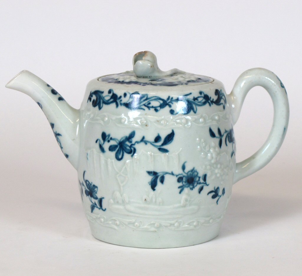 WORCESTER BLUE AND WHITE BARREL SHAPED TEAPOT