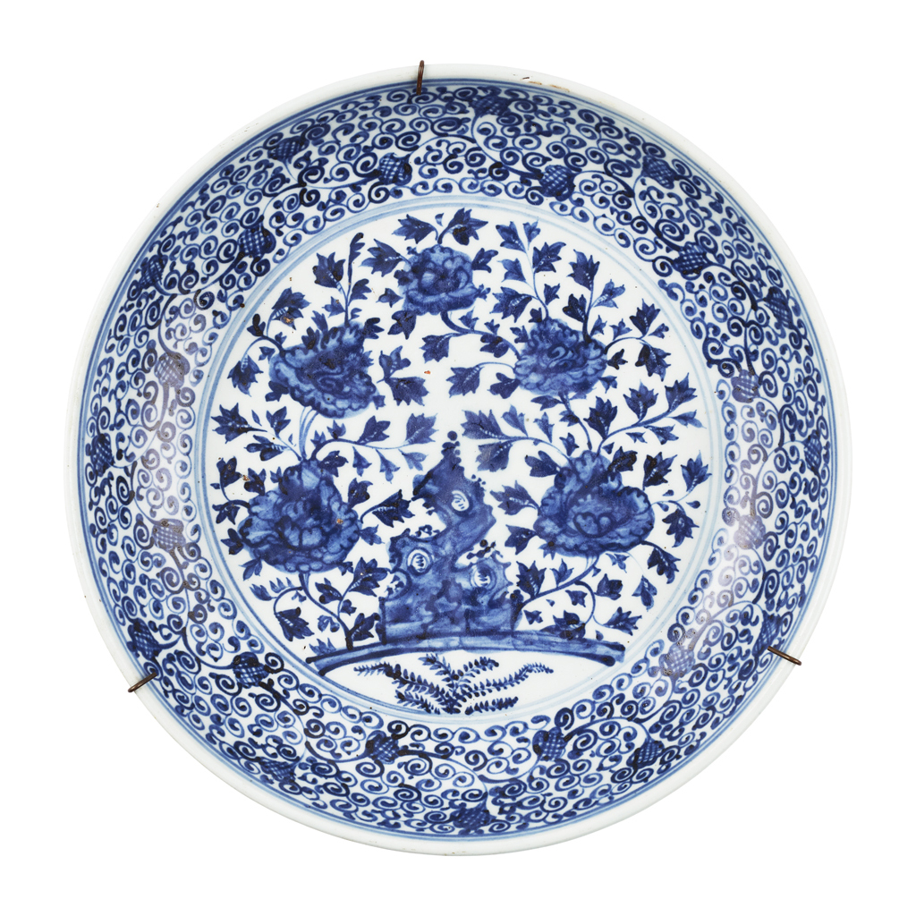 LARGE BLUE AND WHITE SAUCER-SHAPED DISH