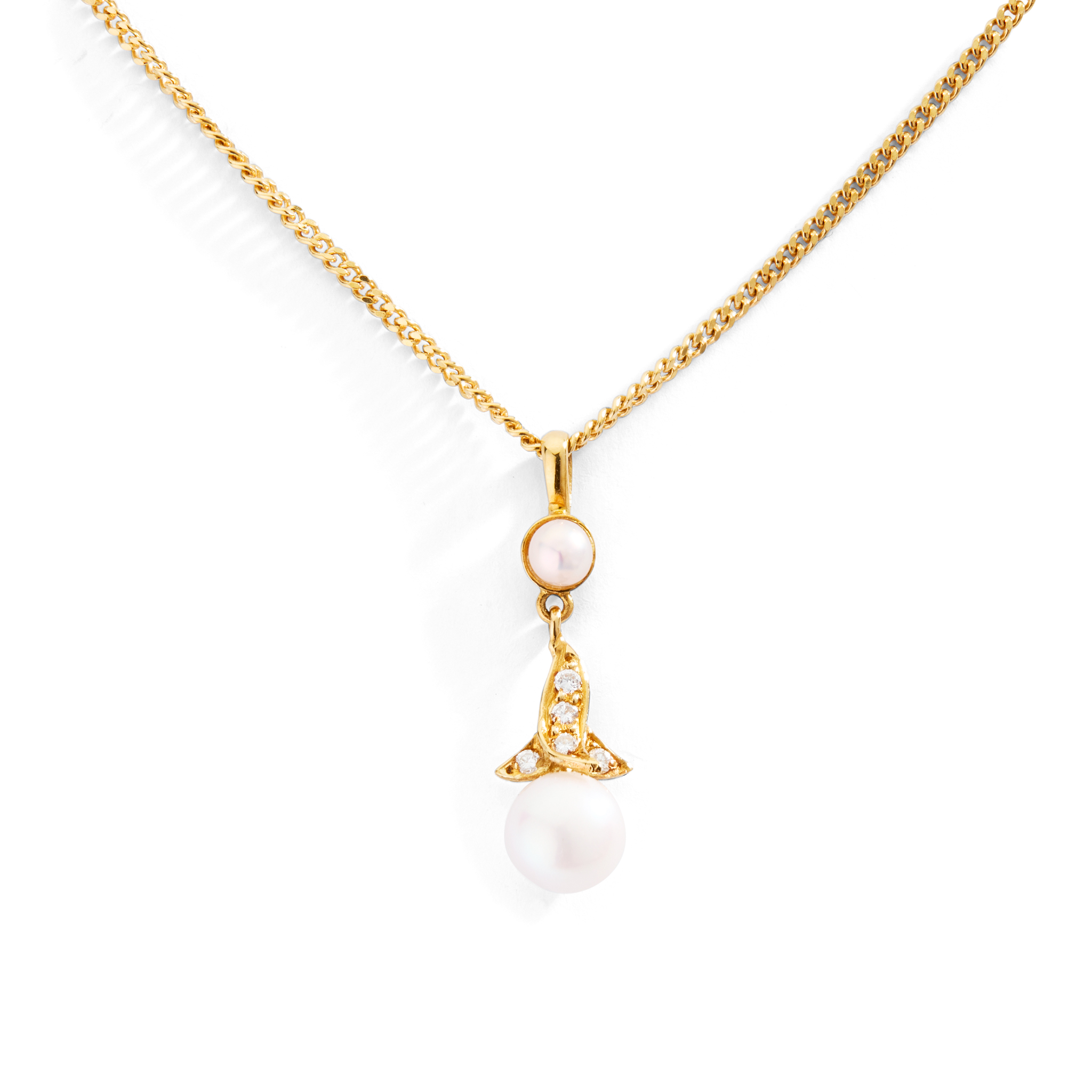 AN 18CT GOLD SCOTTISH FRESHWATER PEARL AND DIAMOND PENDANT NECKLACE