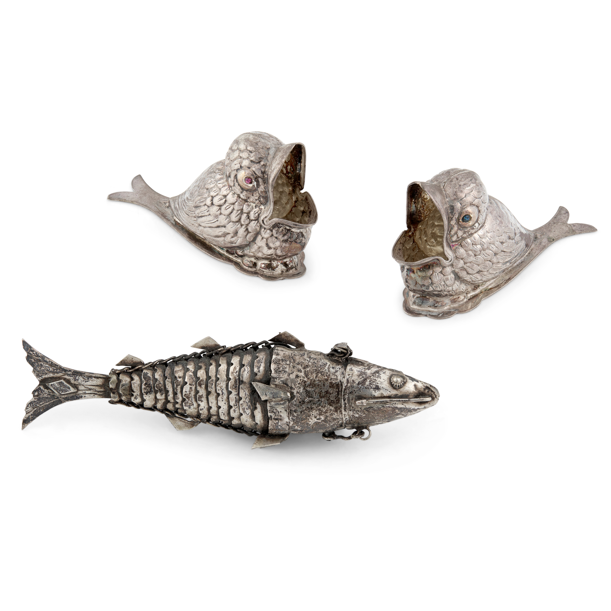 AN ARTICULATED CONTINENTAL FISH SNUFF BOX