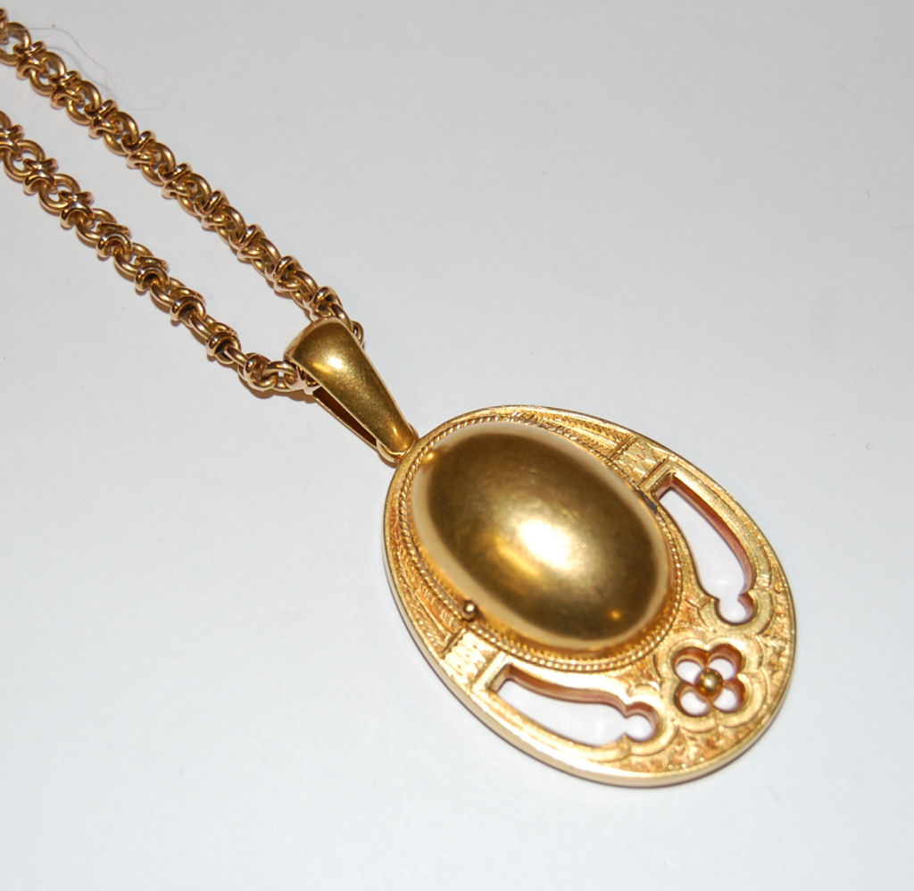 A Victorian gold chain and pendant