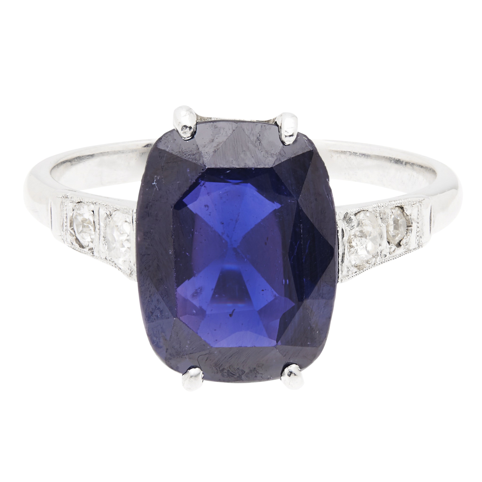 An unheated colour-change sapphire