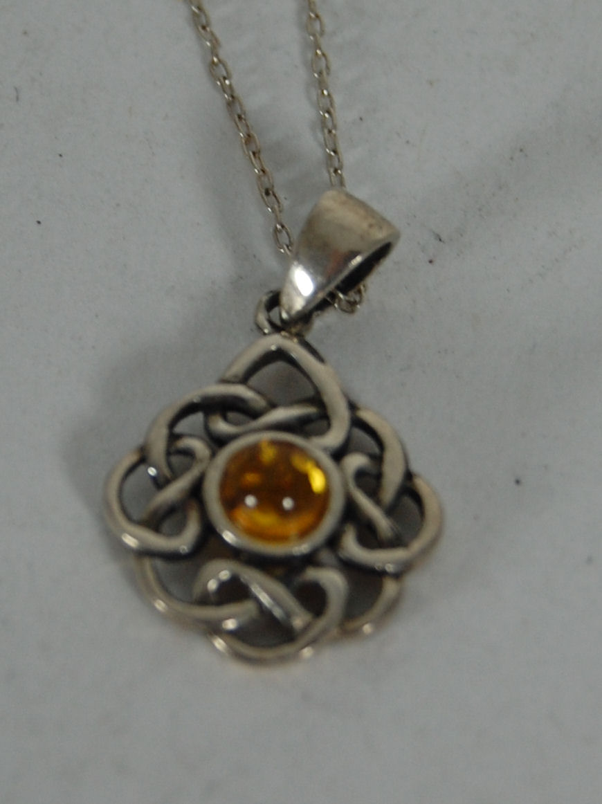 A miscellaneous group of jewellery to include an eternity ring