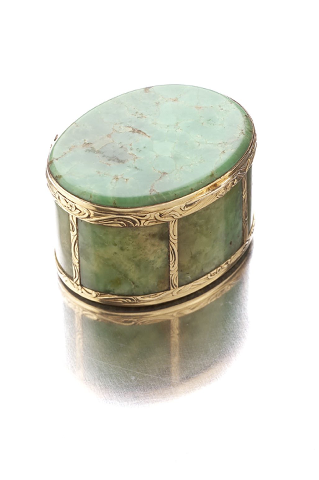 A late 18th century German hardstone snuff box