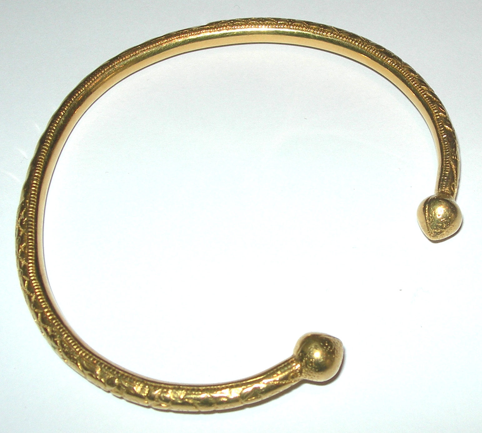 An Eastern gold torque form bangle,