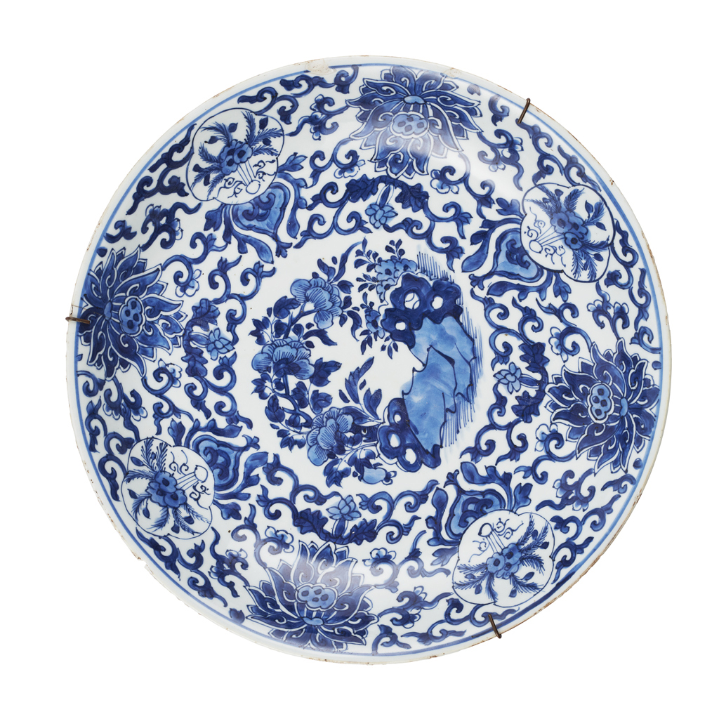 LARGE BLUE AND WHITE SAUCER-SHAPED DISH