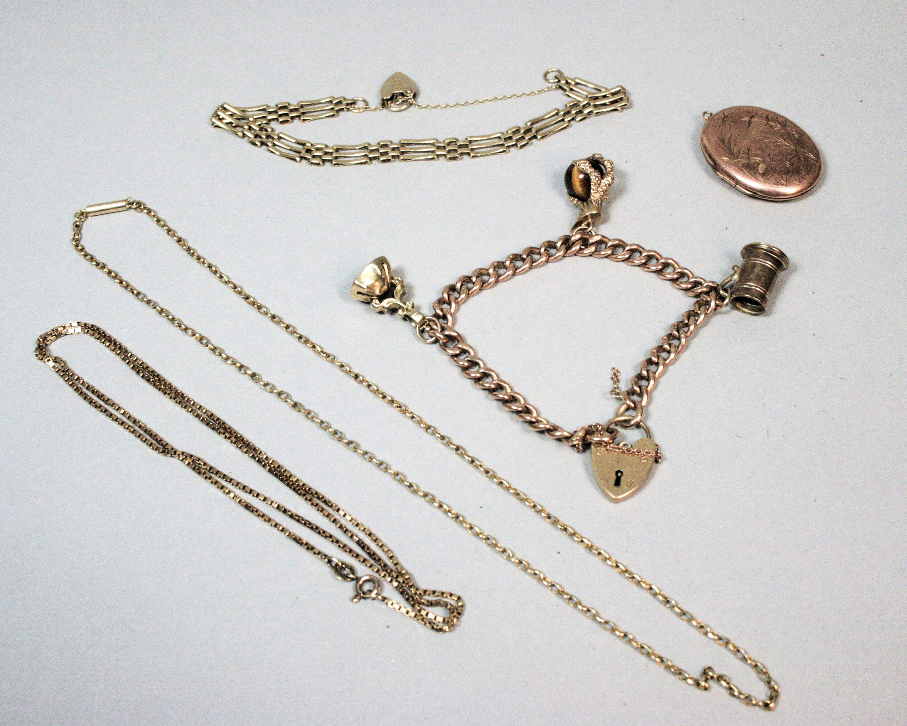 A collection of 9ct gold jewellery