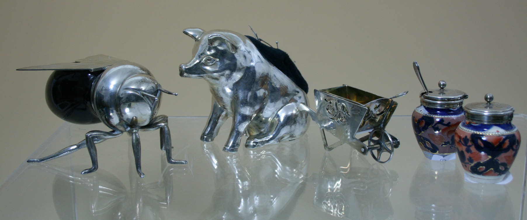 A novelty plated honey jar