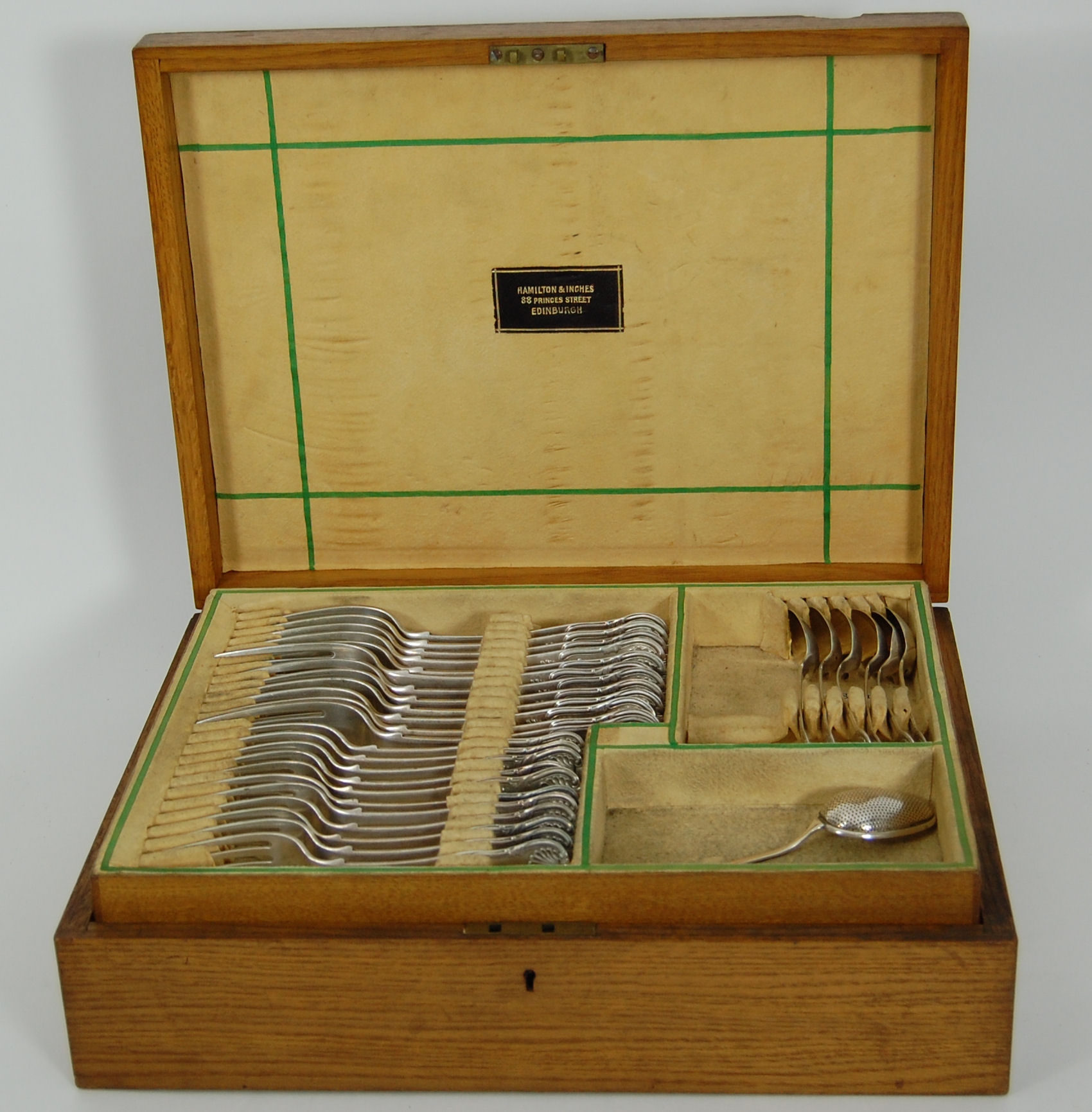 A matched canteen of Queen's pattern flatware