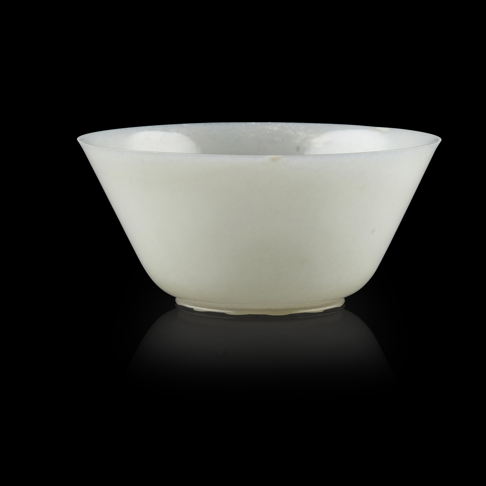 MUGHAL-STYLE WHITE JADE 'CHRYSANTHEMUM' BOWL