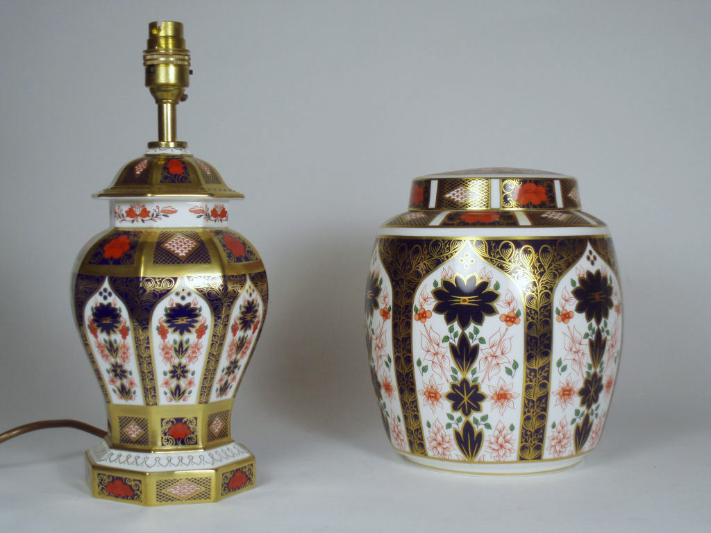 A Royal Crown Derby jar and cover