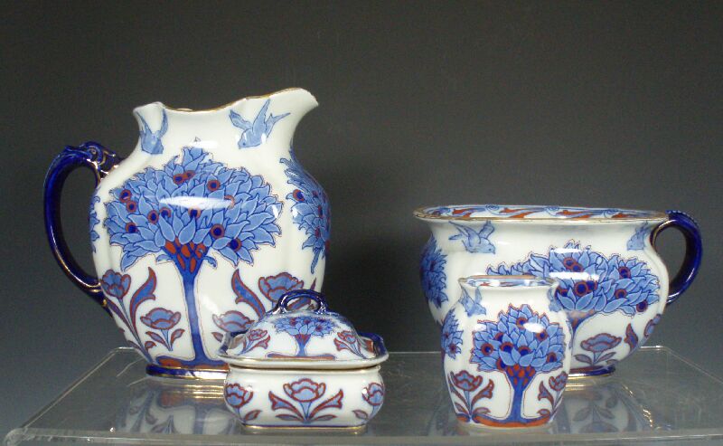 A Doulton, Burslem 'Tudor' pattern wash set