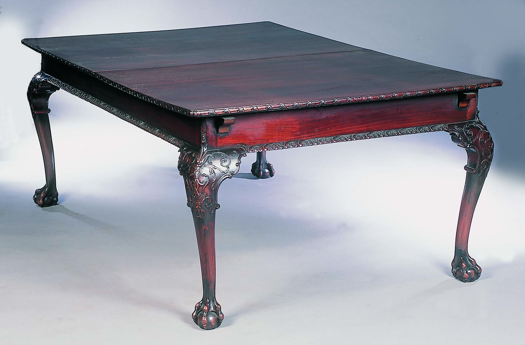 An Edwardian mahogany telescopic dining table
