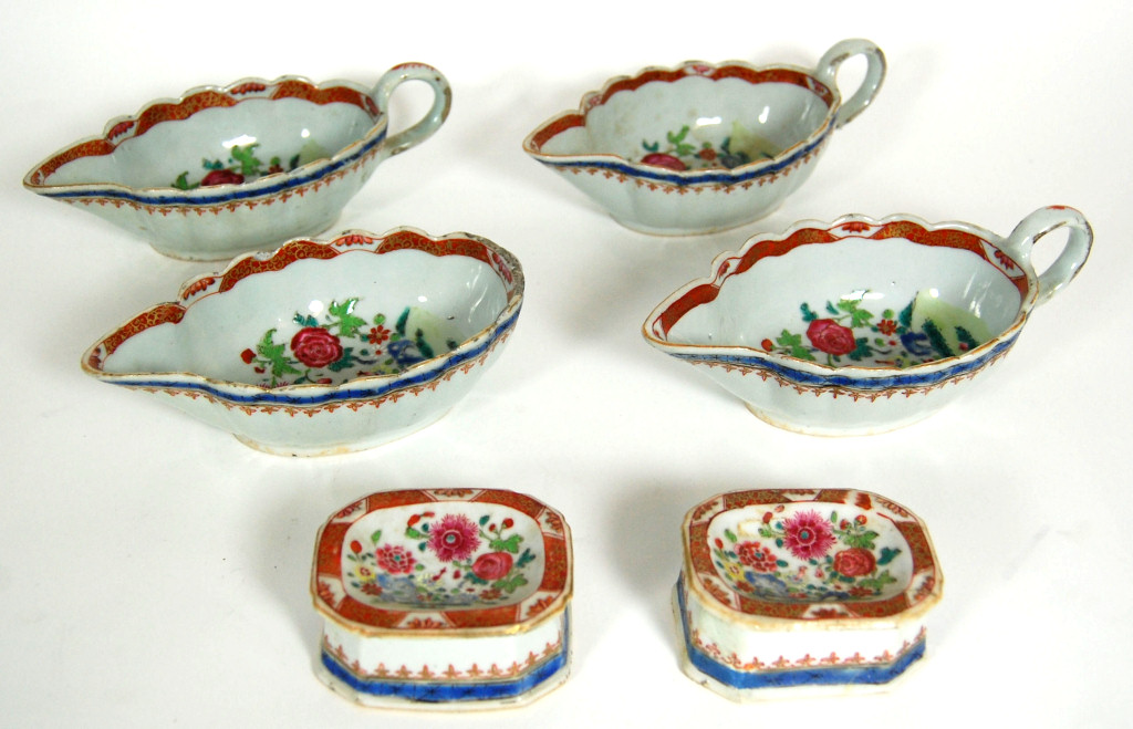 FOUR CHINESE EXPORT FAMILLE ROSE SAUCE BOATS