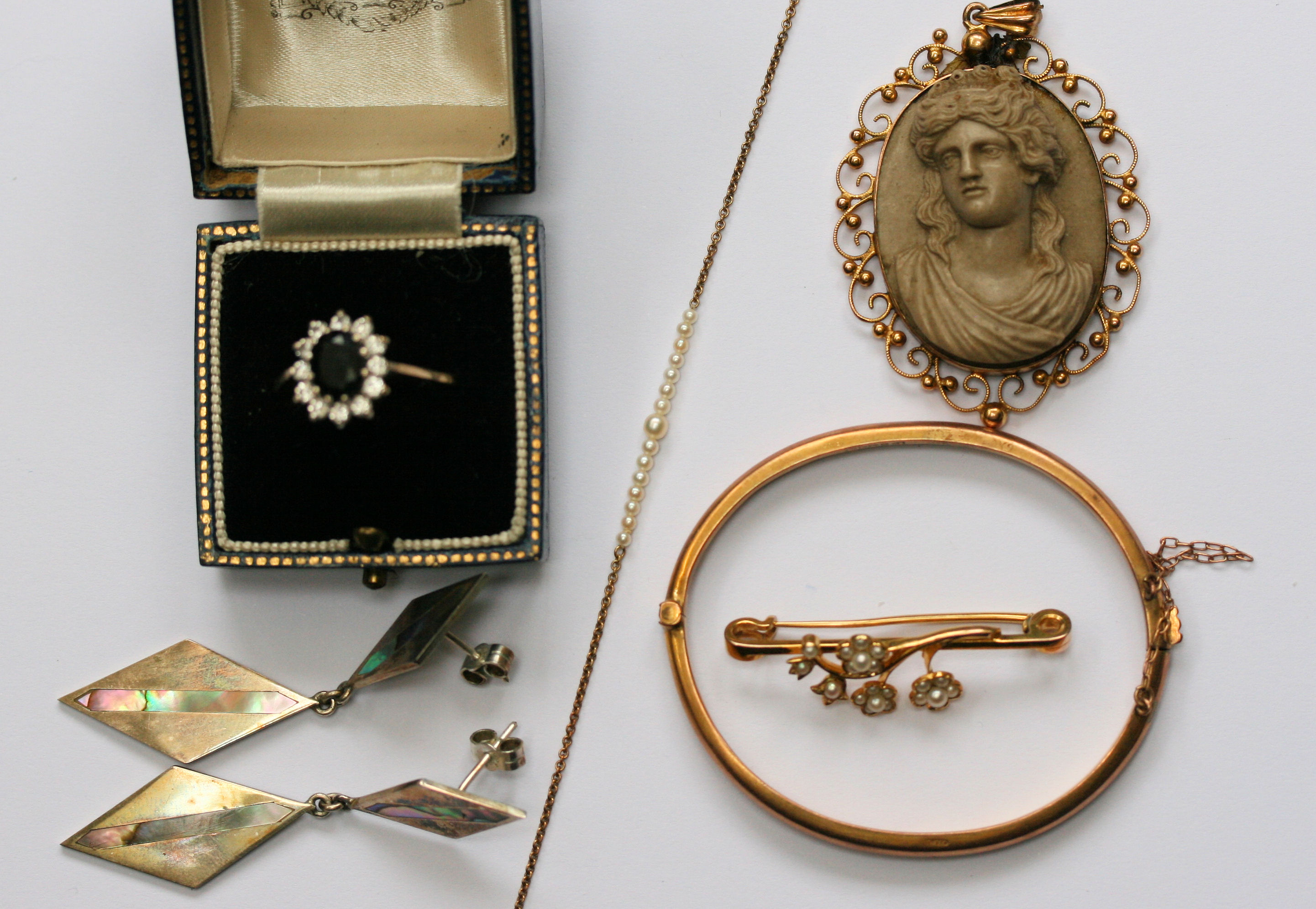 A sapphire cluster ring