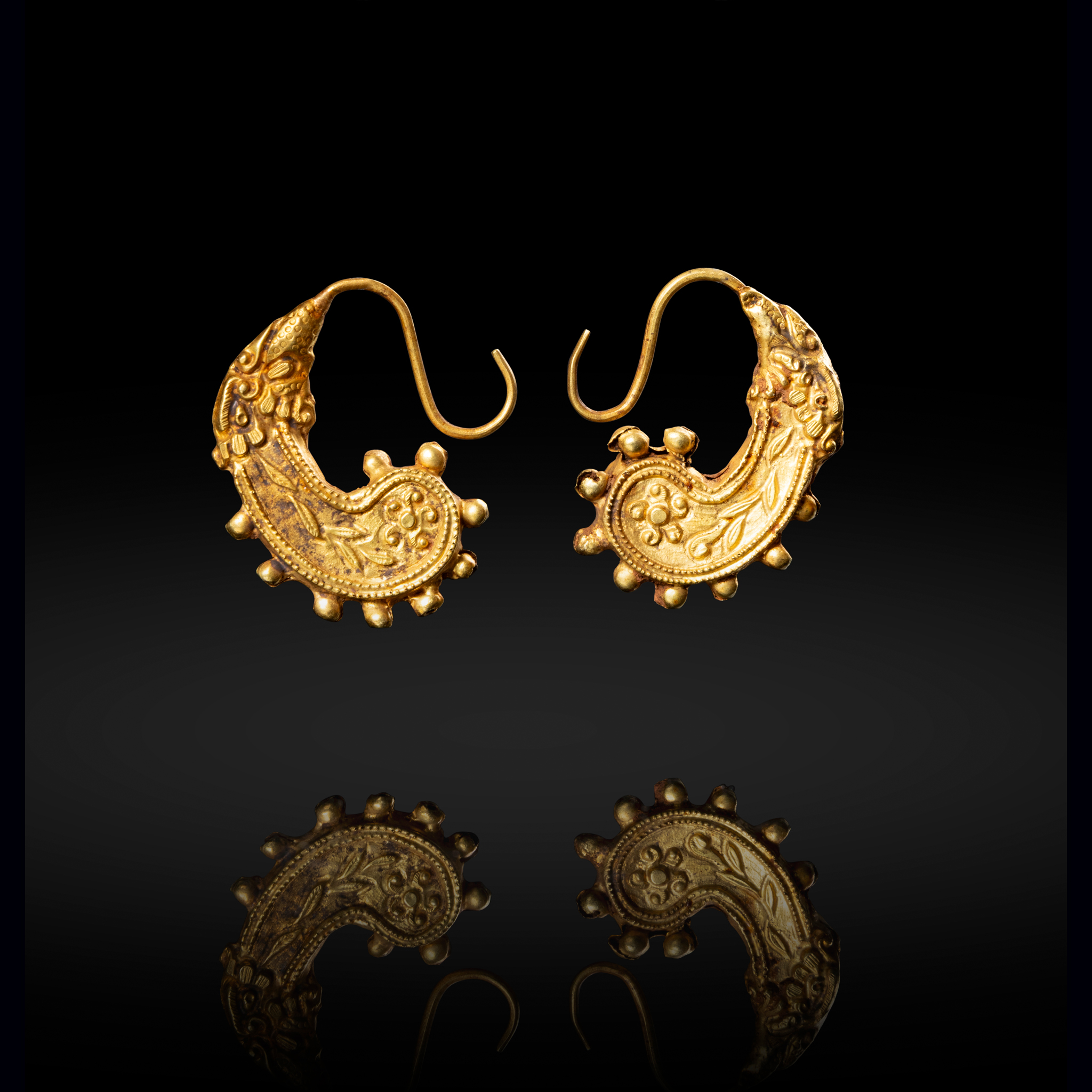 PAIR OF CHINESE GOLD 'MAKARA' EAR RINGS