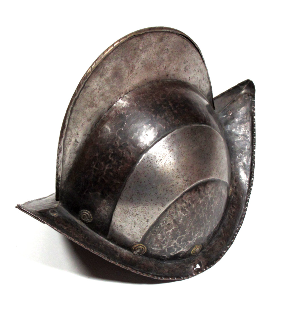 GERMAN BLACK AND WHITE COMB MORION