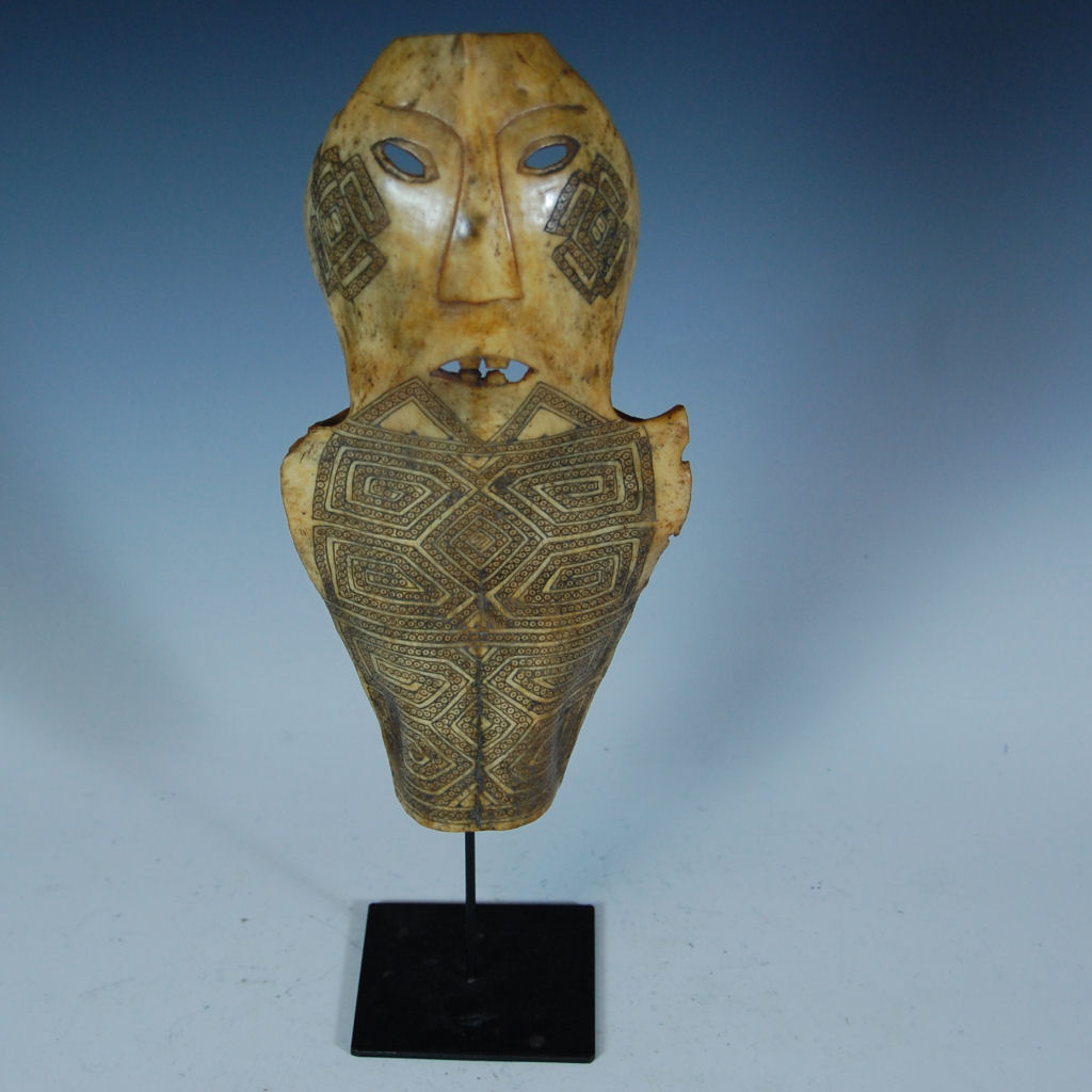 Ethnographic Interest An early 20th century carved bone figure