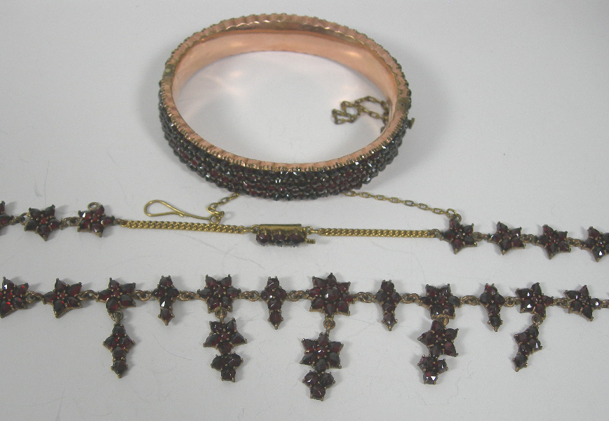 A garnet set necklace,