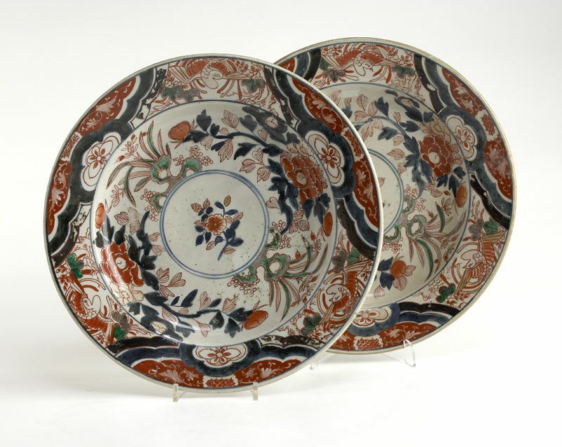 A pair of Japanese Imari chargers circa 1680 REVISED ESTIMATE £600-800