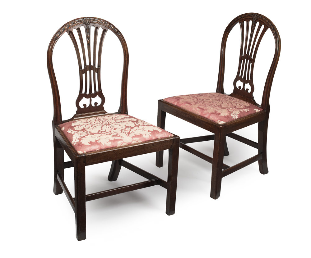 A SET OF 6 MAHOGANY DINING CHAIRS