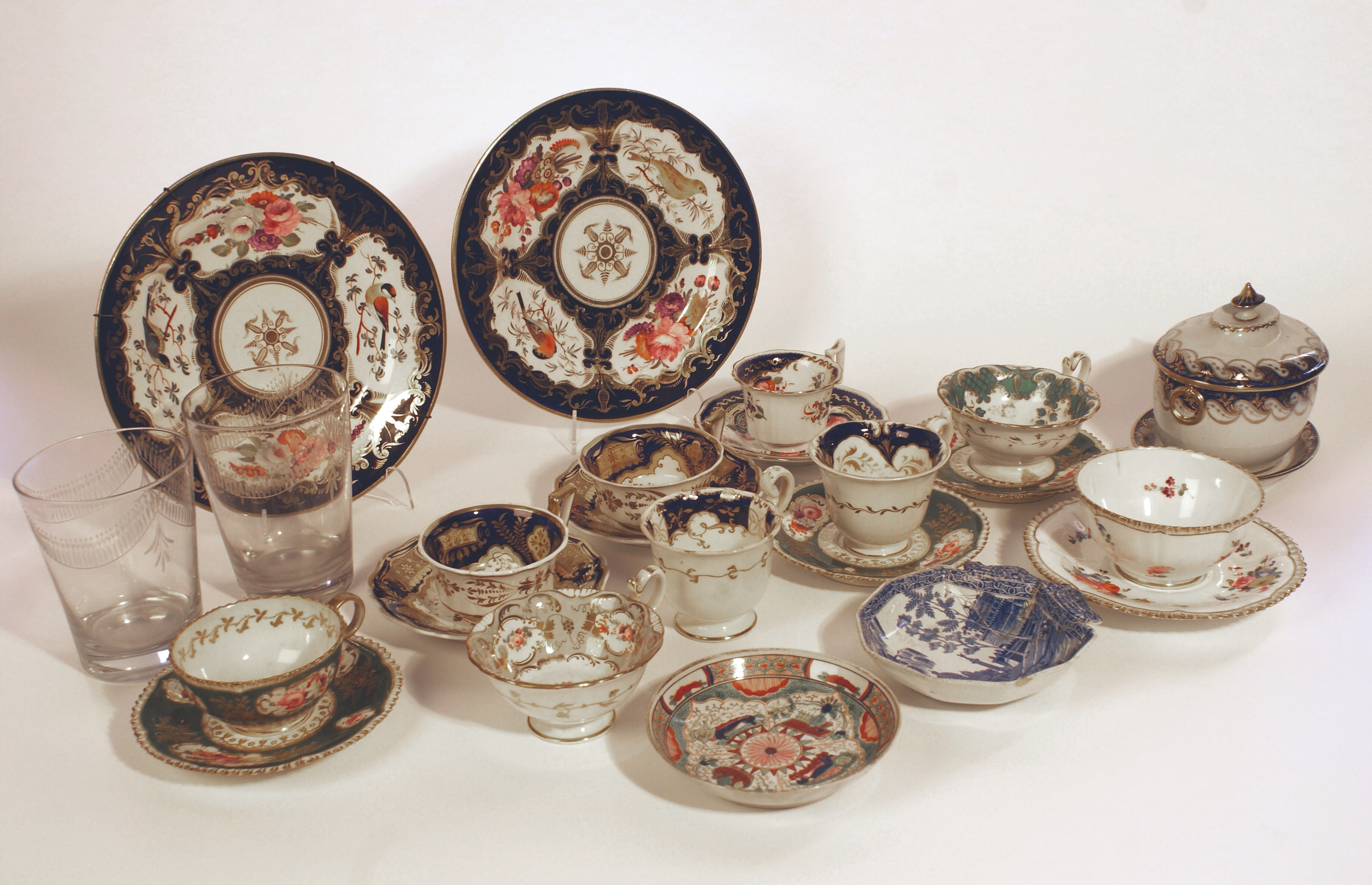 VARIOUS DECORATIVE CERAMICS