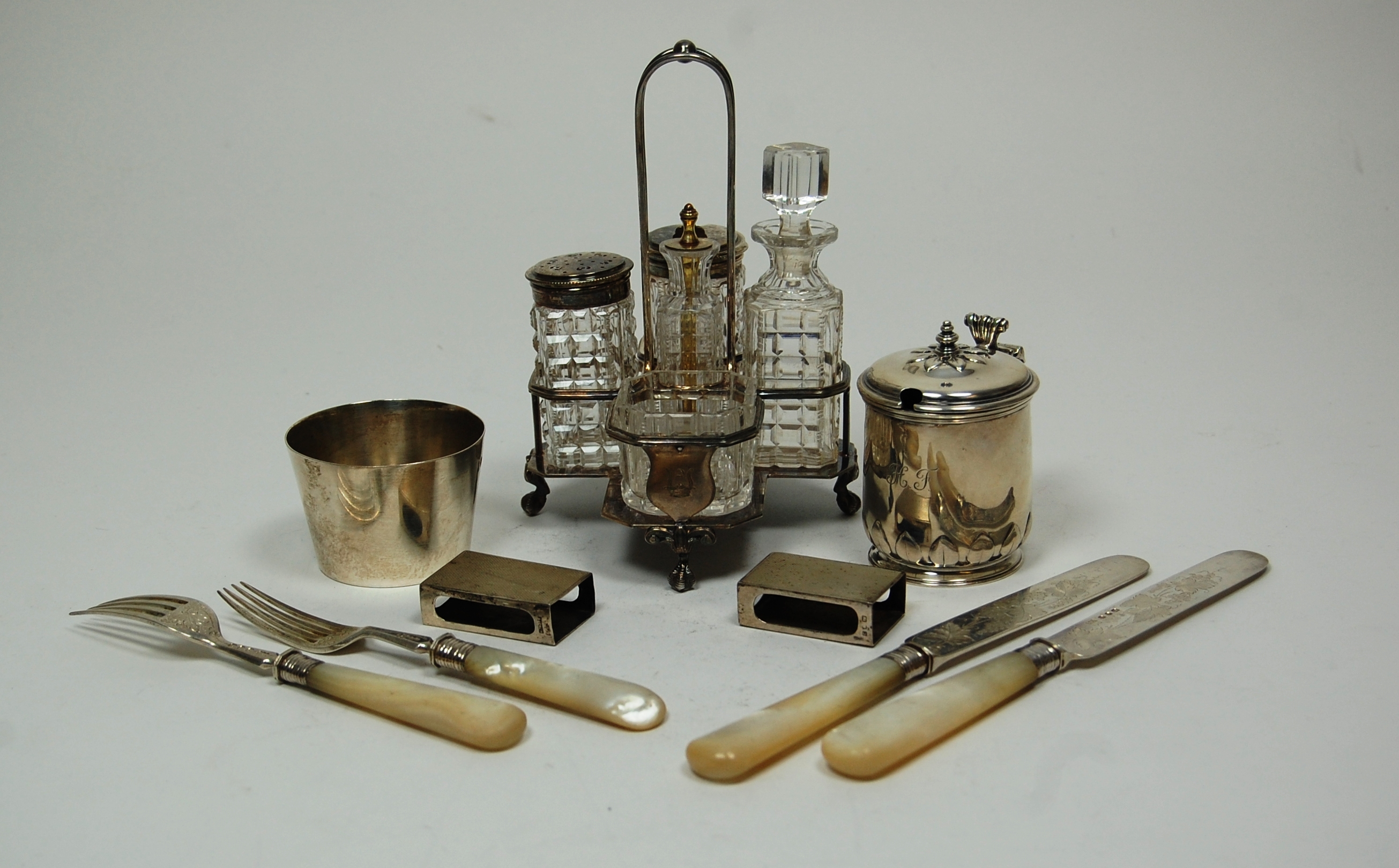 A modern mustard pot