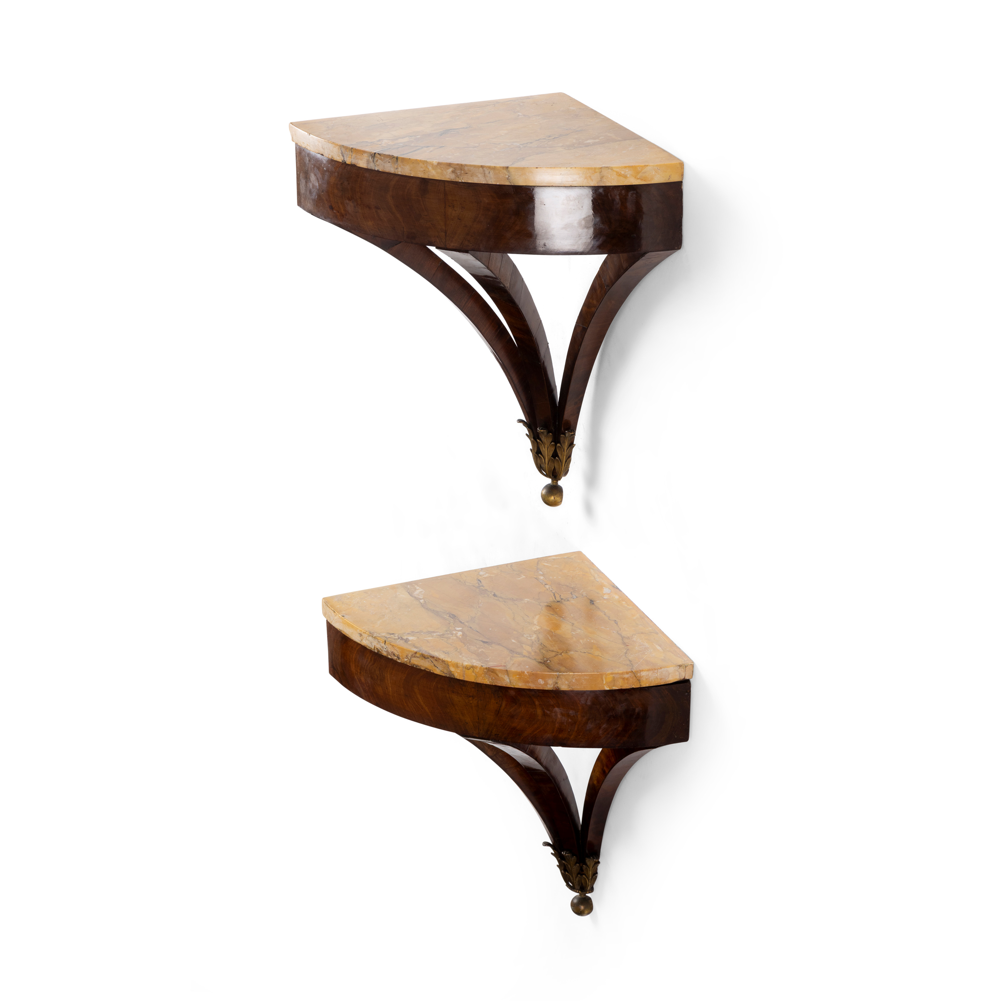 A PAIR OF MAHOGANY AND SIENNA MARBLE CORNER WALL BRACKETS