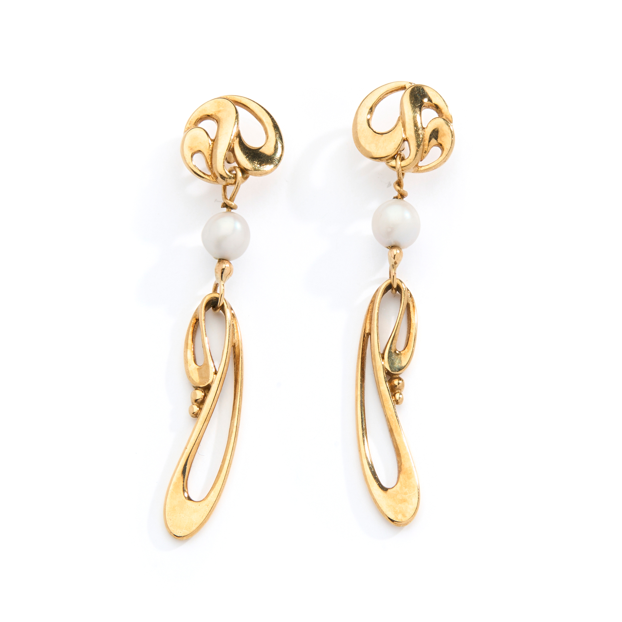 CAIRNCROSS OF PERTH: A PAIR OF 9CT GOLD SCOTTISH FRESHWATER PEARL 'LEOD' PENDENT EARRINGS