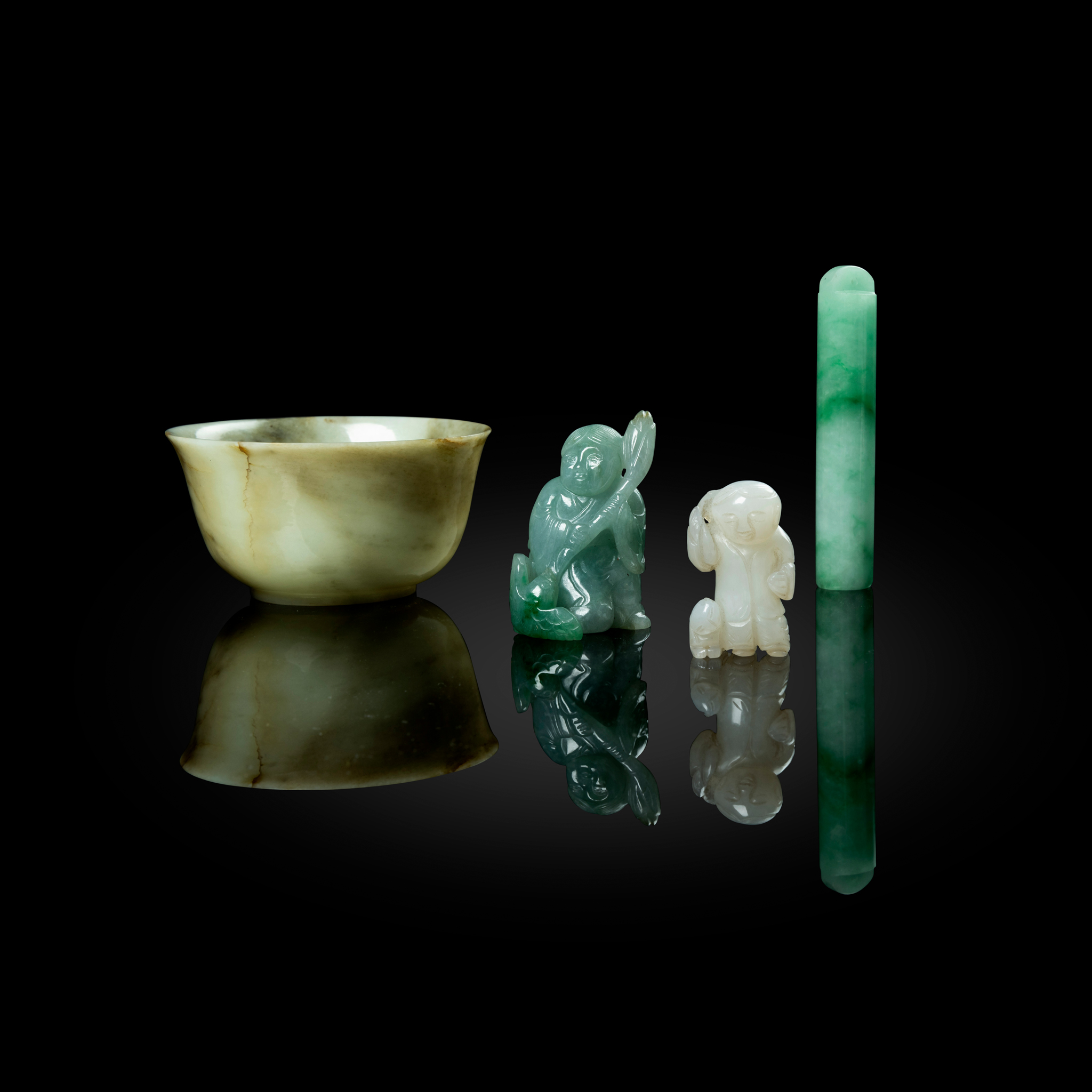 GROUP OF FOUR CHINESE JADE AND JADEITE PIECES