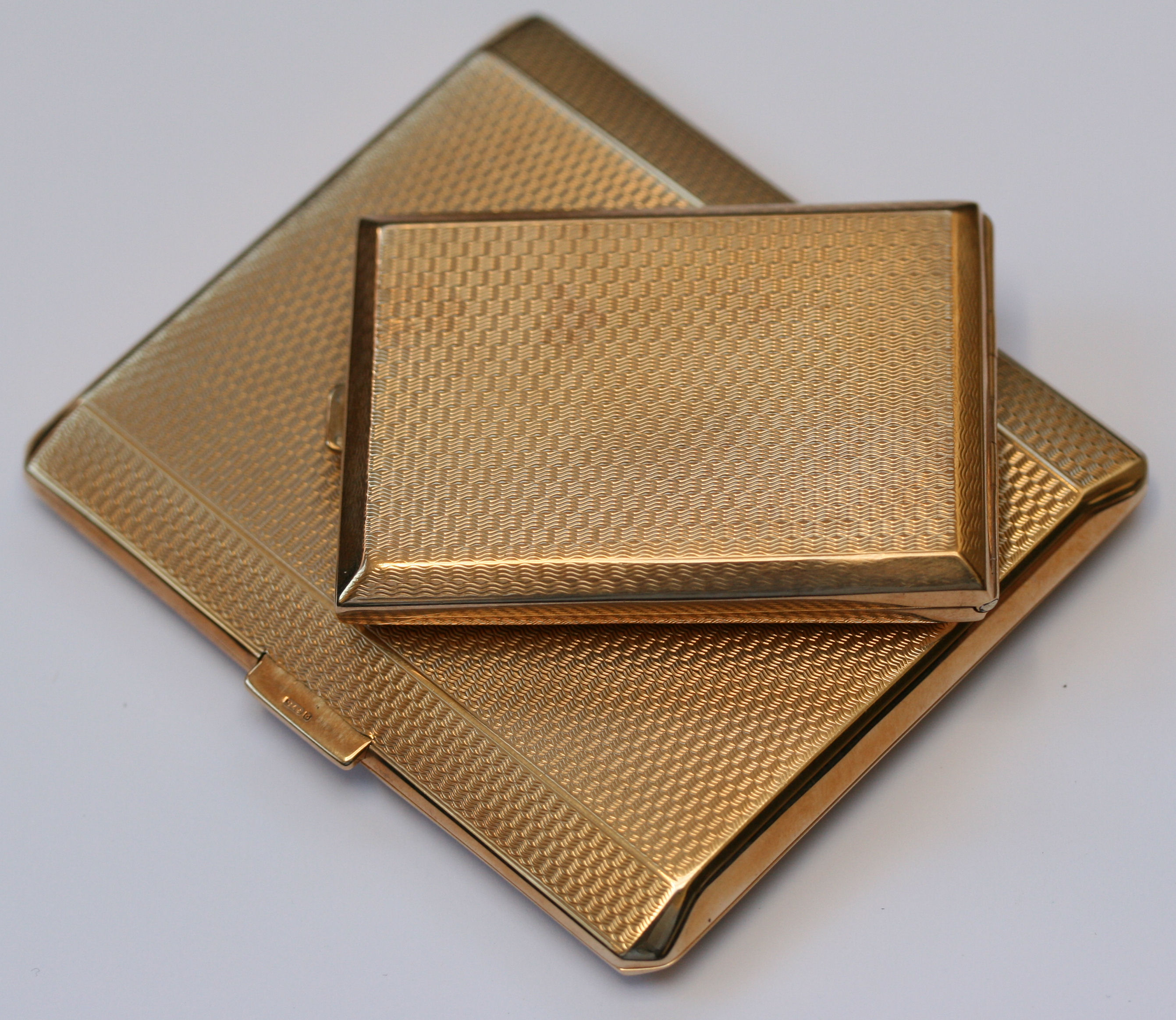 A 9ct gold cigarette case