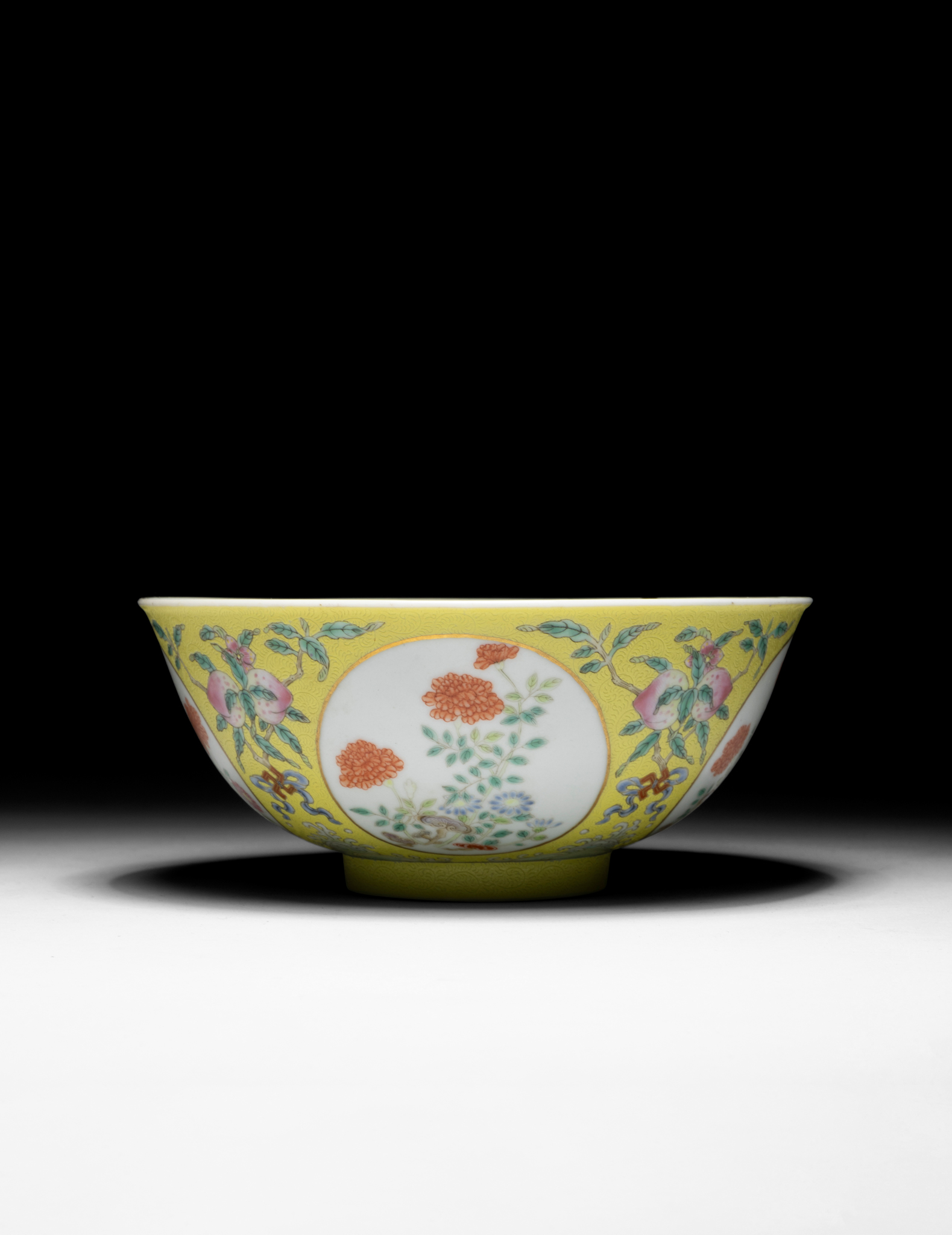FINE YELLOW-GROUND FAMILLE ROSE SGRAFFITO 'MEDALLION' BOWL