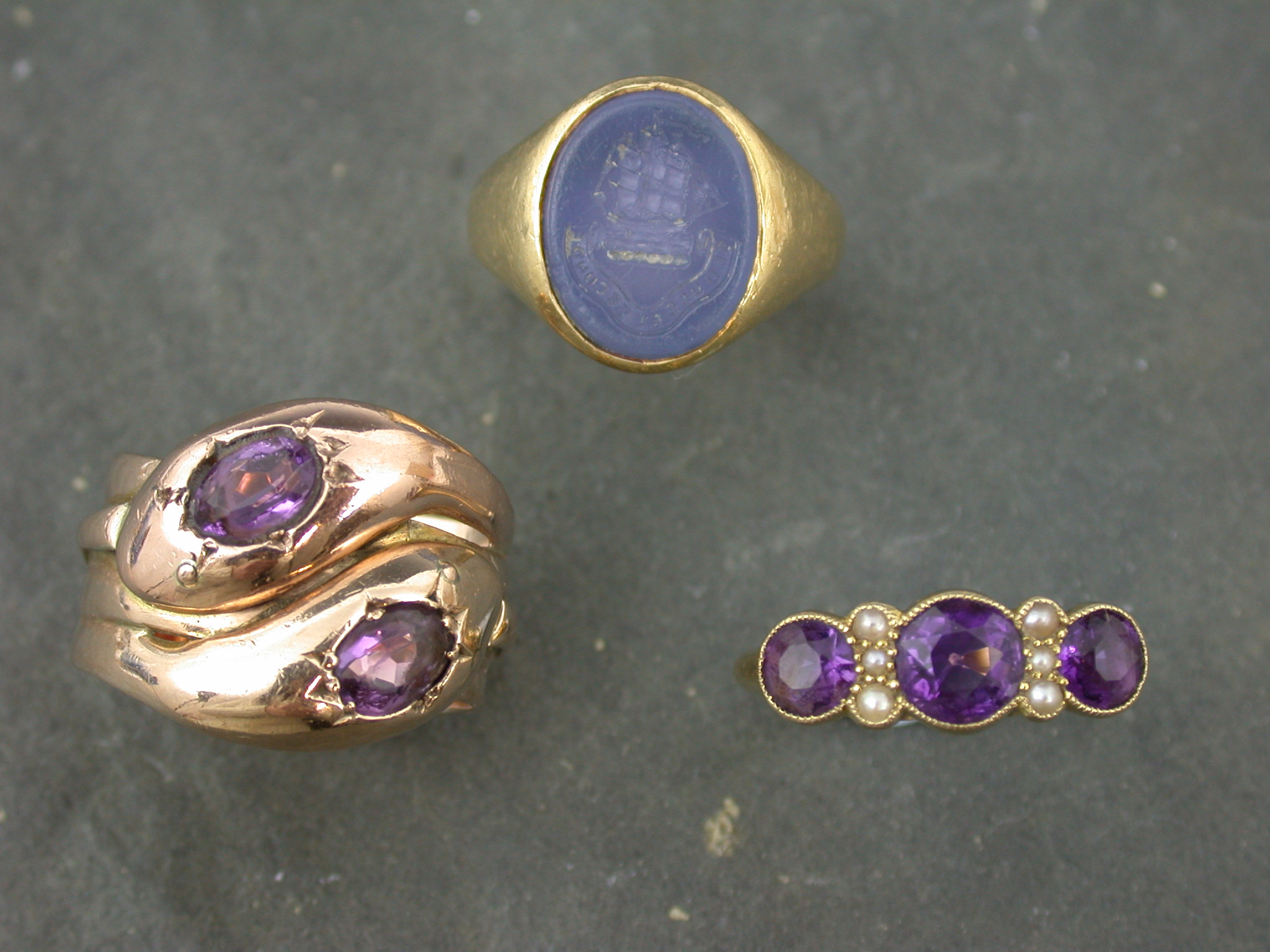 A 9ct gold double headed serpent ring,