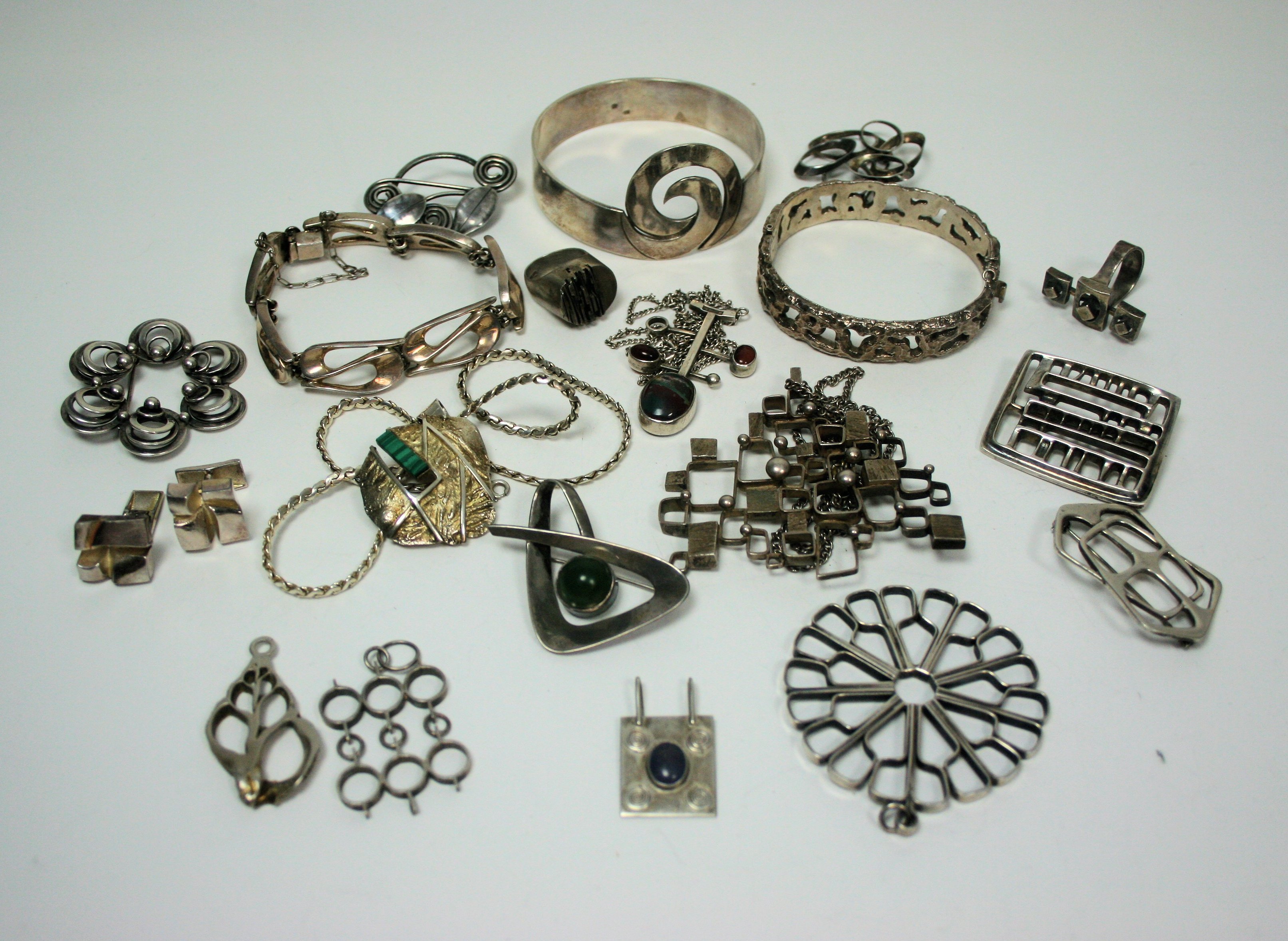 A group of modern silver jewellery to include